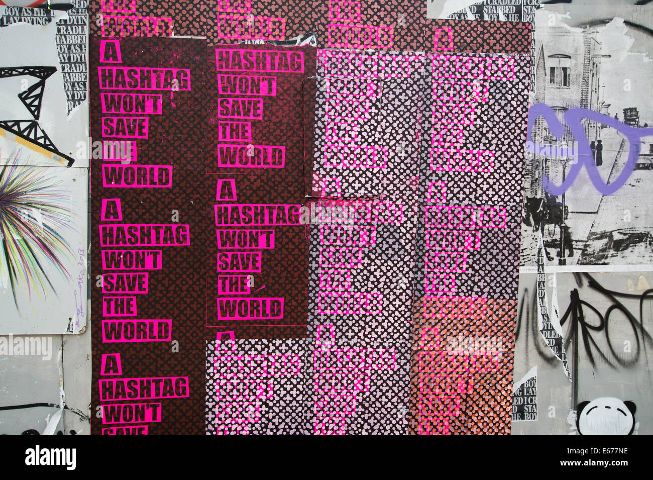 Londra. Hackney Wick.street art poster con la progettazione grafica di parole dicendo "un hashtag non salvare il mondo". Foto Stock