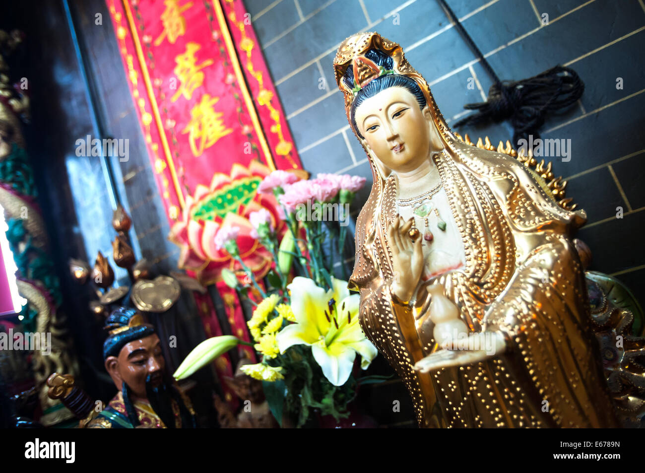 Statua di Guanyin, la dea della misericordia, a hong kong temple Foto Stock