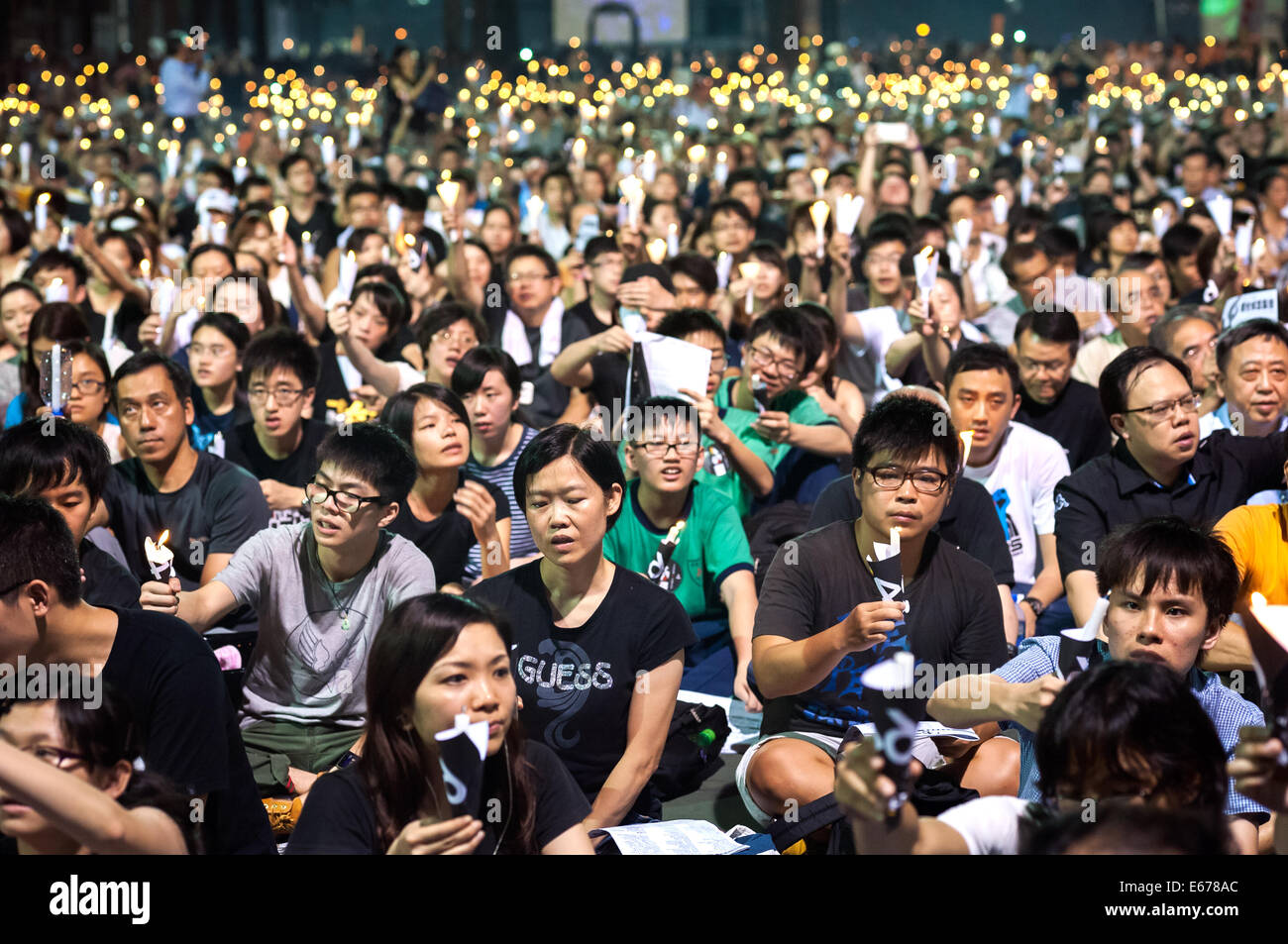 Folle si radunarono presso il massacro di piazza Tiananmen anniversario in Victoria Park, Hong Kong Foto Stock