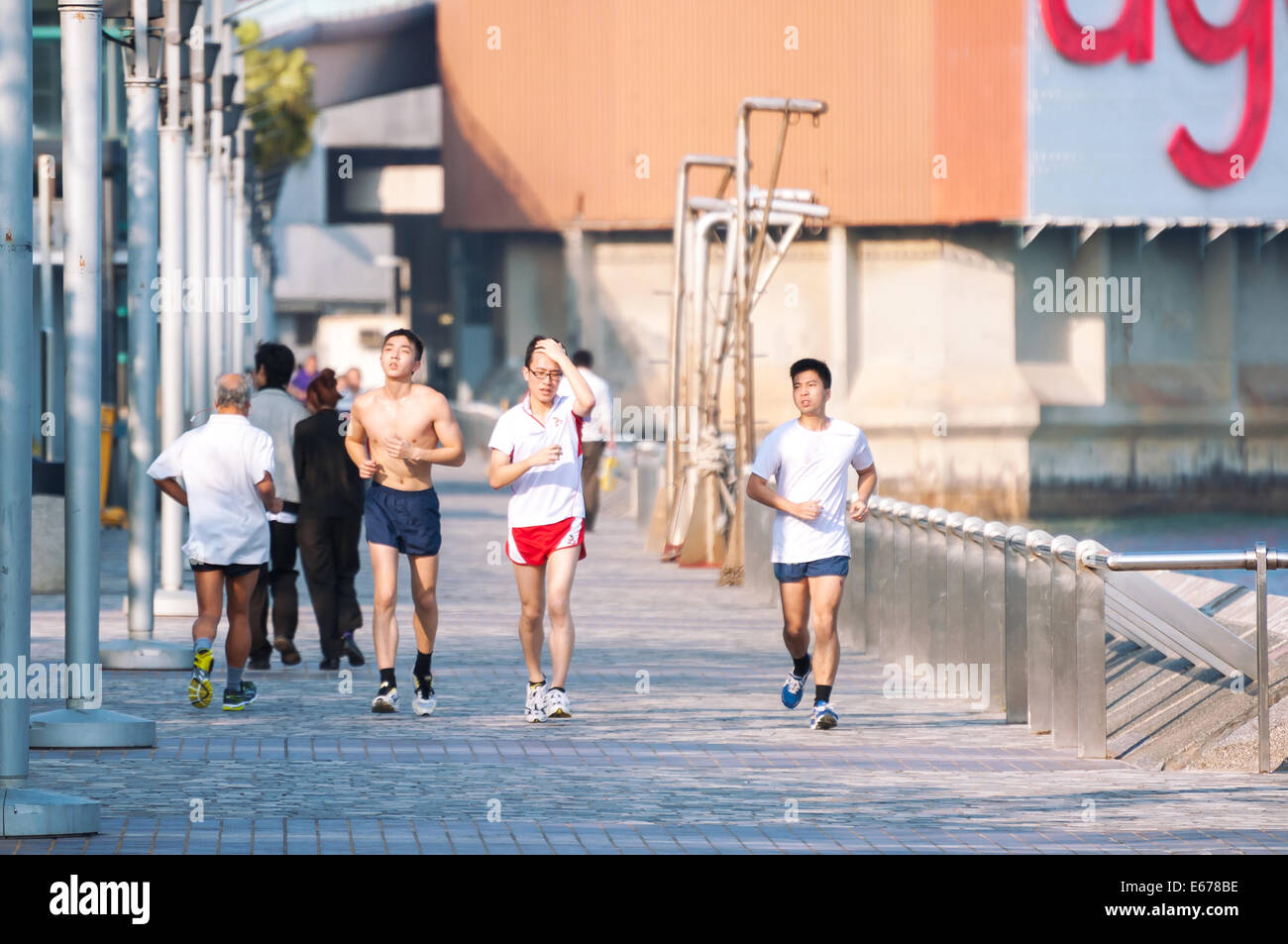 I corridori che esercitano sulla Tsim Sha Tsui Promenade, Hong Kong Foto Stock