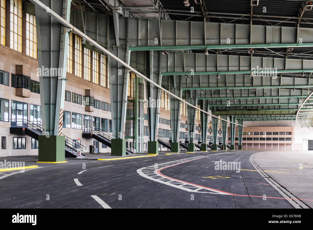 Vista del vecchio terminal presso l'aeroporto Tempelhof di Berlino Germania Foto Stock