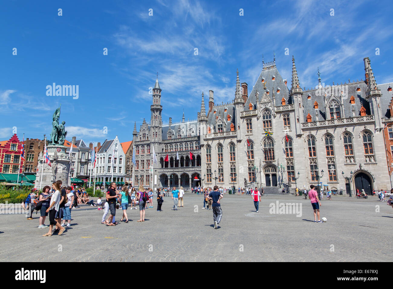 Bruges, Belgio - 13 giugno 2014: il Grote Markt, il Provinciaal Hof edificio gotico e Historium edificio. Foto Stock