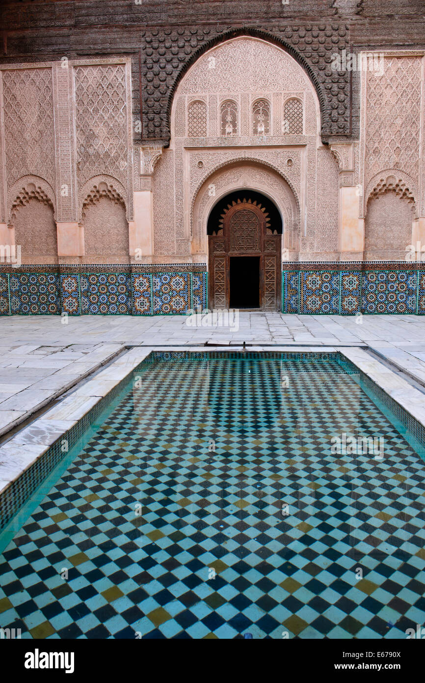 Ben Youssef Madrasa,scolpiti con nessuna rappresentazione di esseri umani o di animali richiesto dall'Islam,sono costituiti interamente di modello geometrico Foto Stock