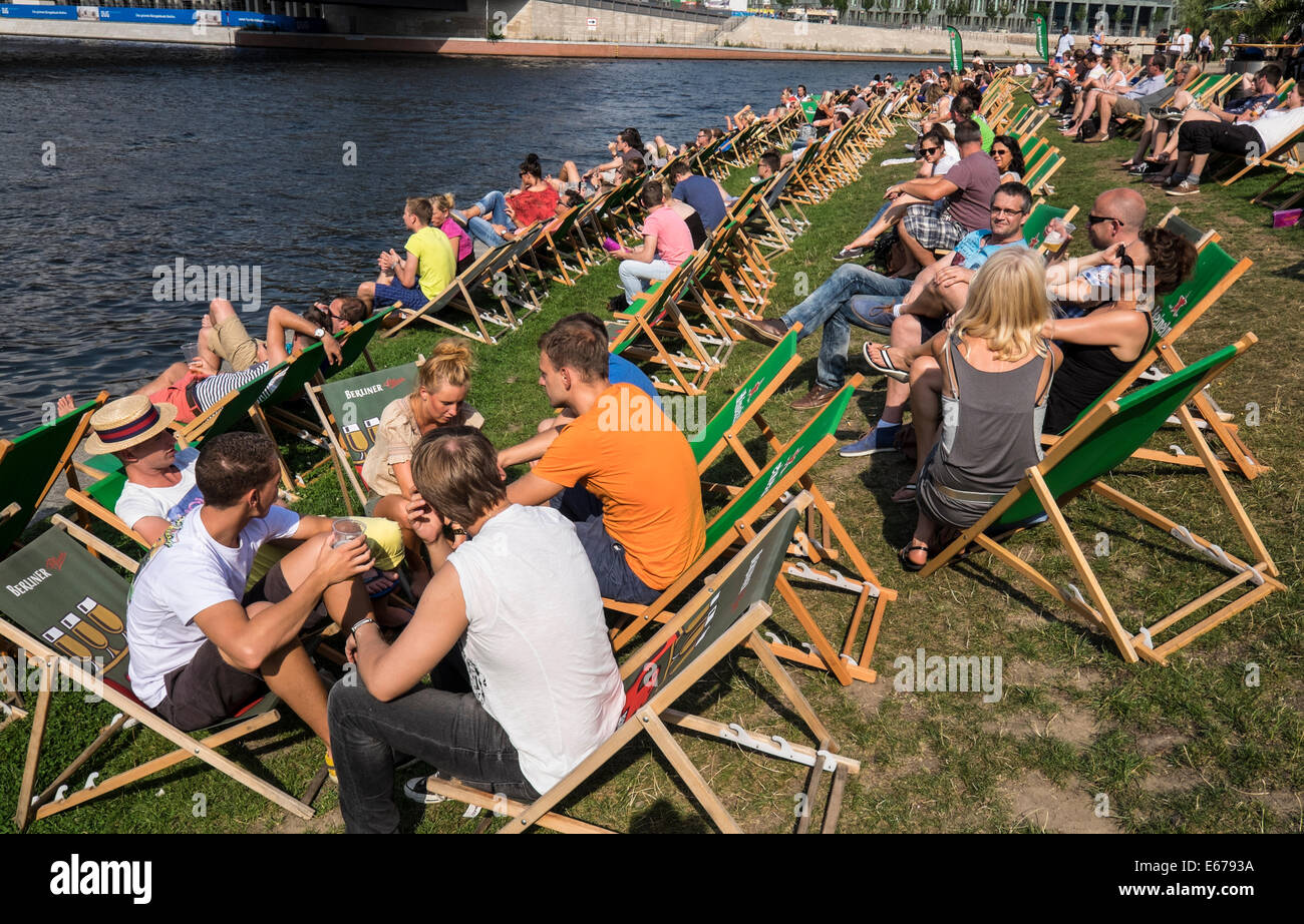 Occupato outdoor cafe e bar accanto al fiume Sprea a Berlino Germania Foto Stock