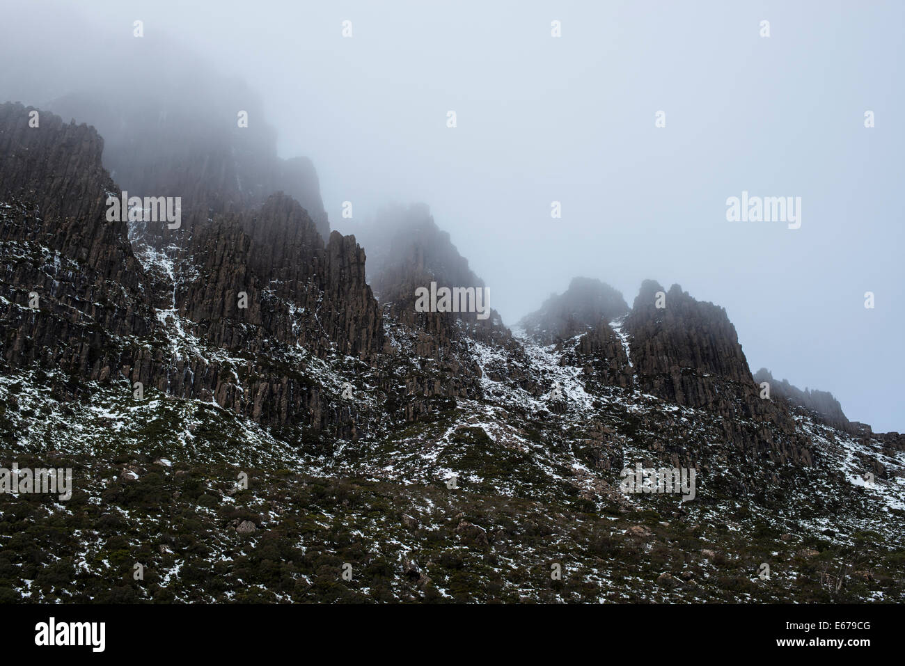 Piste di Cradle Mountain nella nebbia, Overland Track, Tasmania, Australia Foto Stock