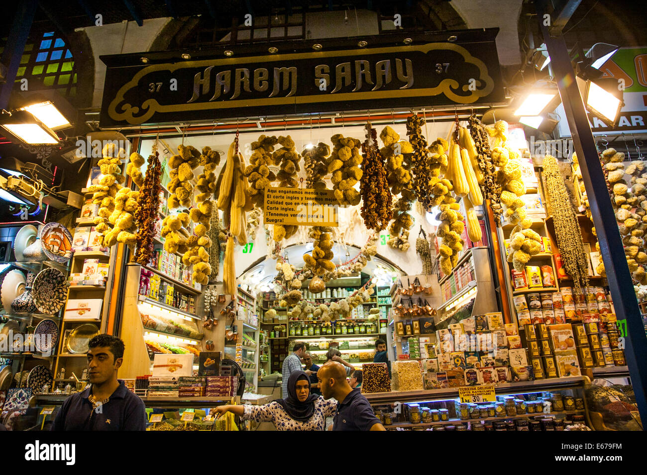 Formaggio e spezie per la vendita nel mercato delle spezie di Istanbul Foto Stock