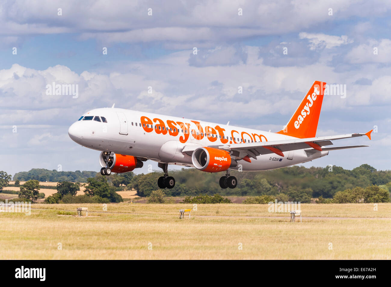 Un easyJet Airbus A320 l'atterraggio all'Aeroporto di Luton in Inghilterra , Inghilterra , Regno Unito Foto Stock