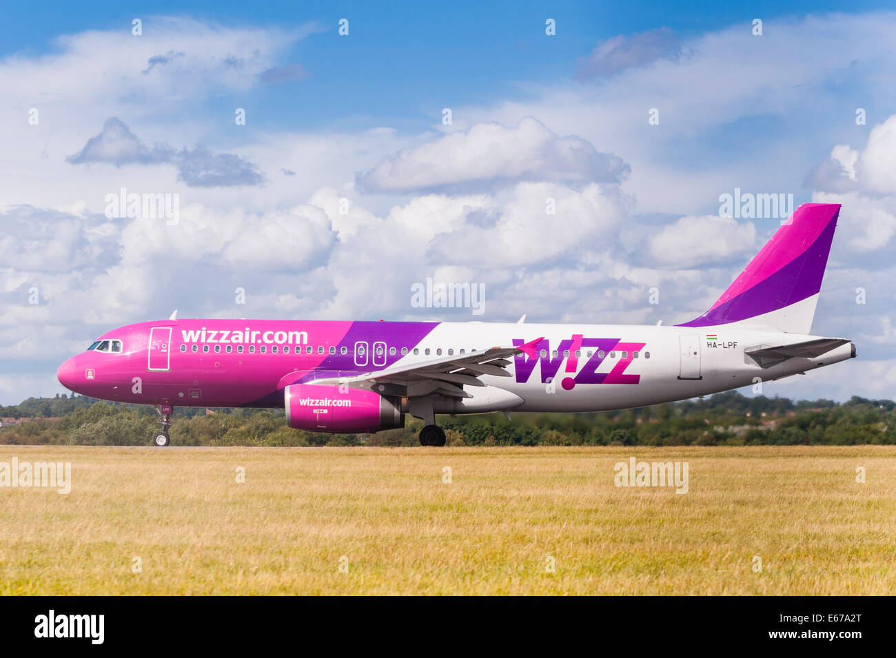 Un Wizzair Airbus A320 il decollo dall'Aeroporto di Luton in Inghilterra , Inghilterra , Regno Unito Foto Stock