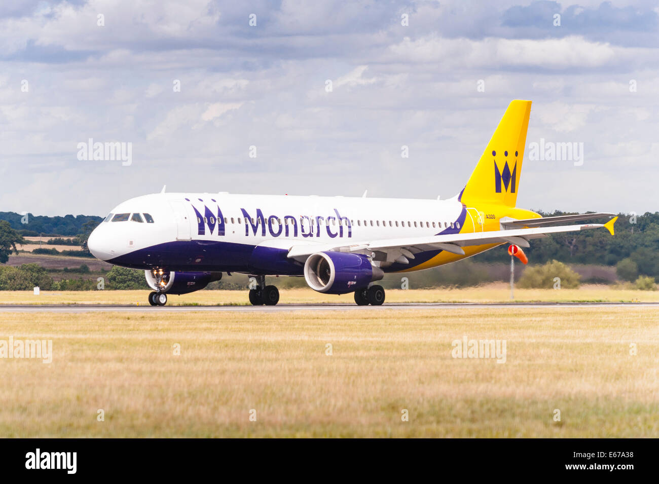 Un monarca Airbus A320 il decollo dall'Aeroporto di Luton in Inghilterra , Inghilterra , Regno Unito Foto Stock