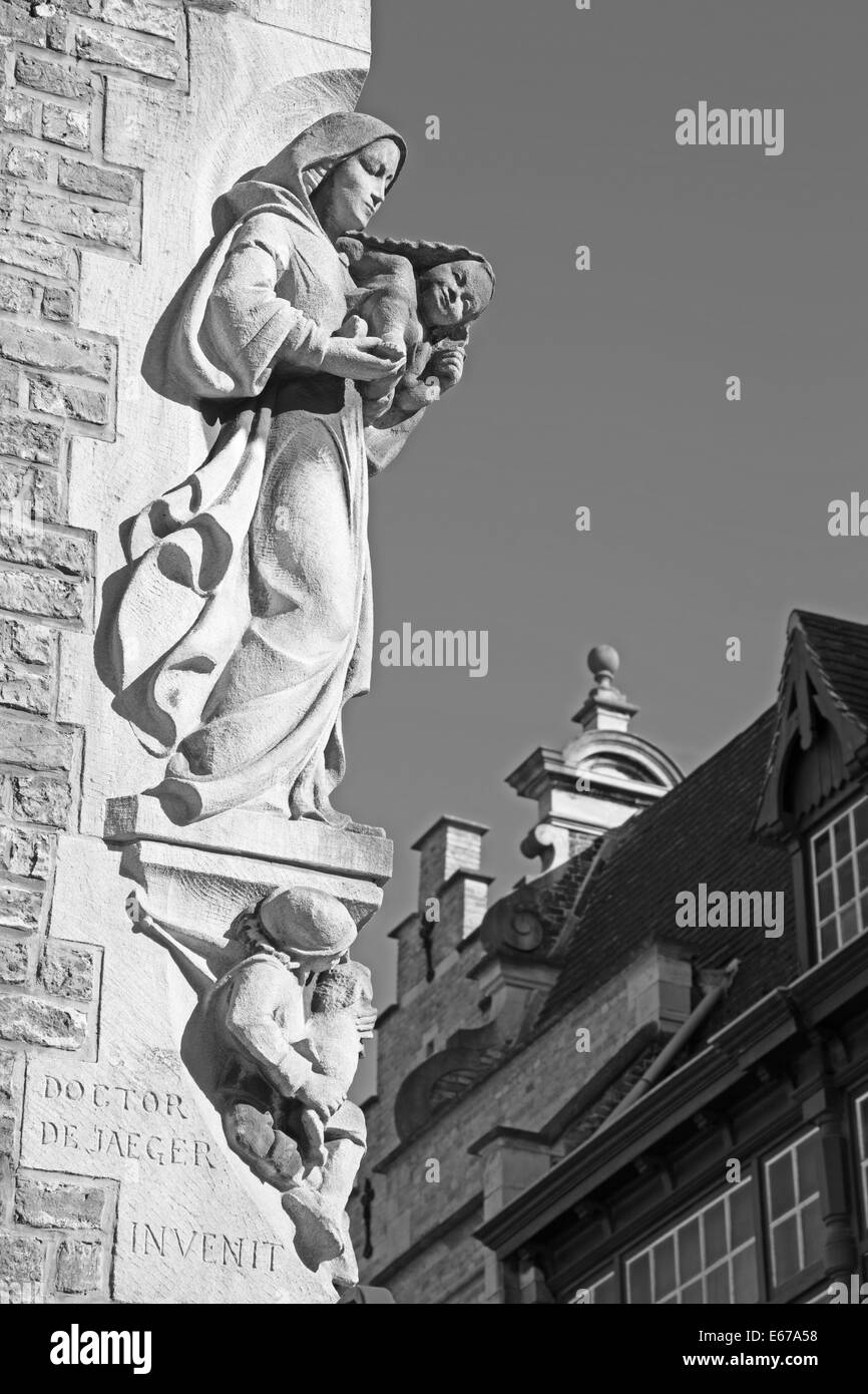 BRUGES, Belgio - 13 giugno 2014: la moderna statua della Madonna sul bordo della casa. Foto Stock