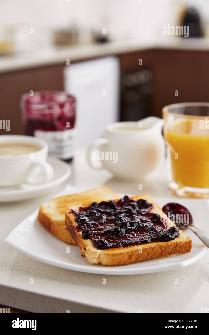 Toast con marmellata per la prima colazione sul bancone cucina Foto Stock
