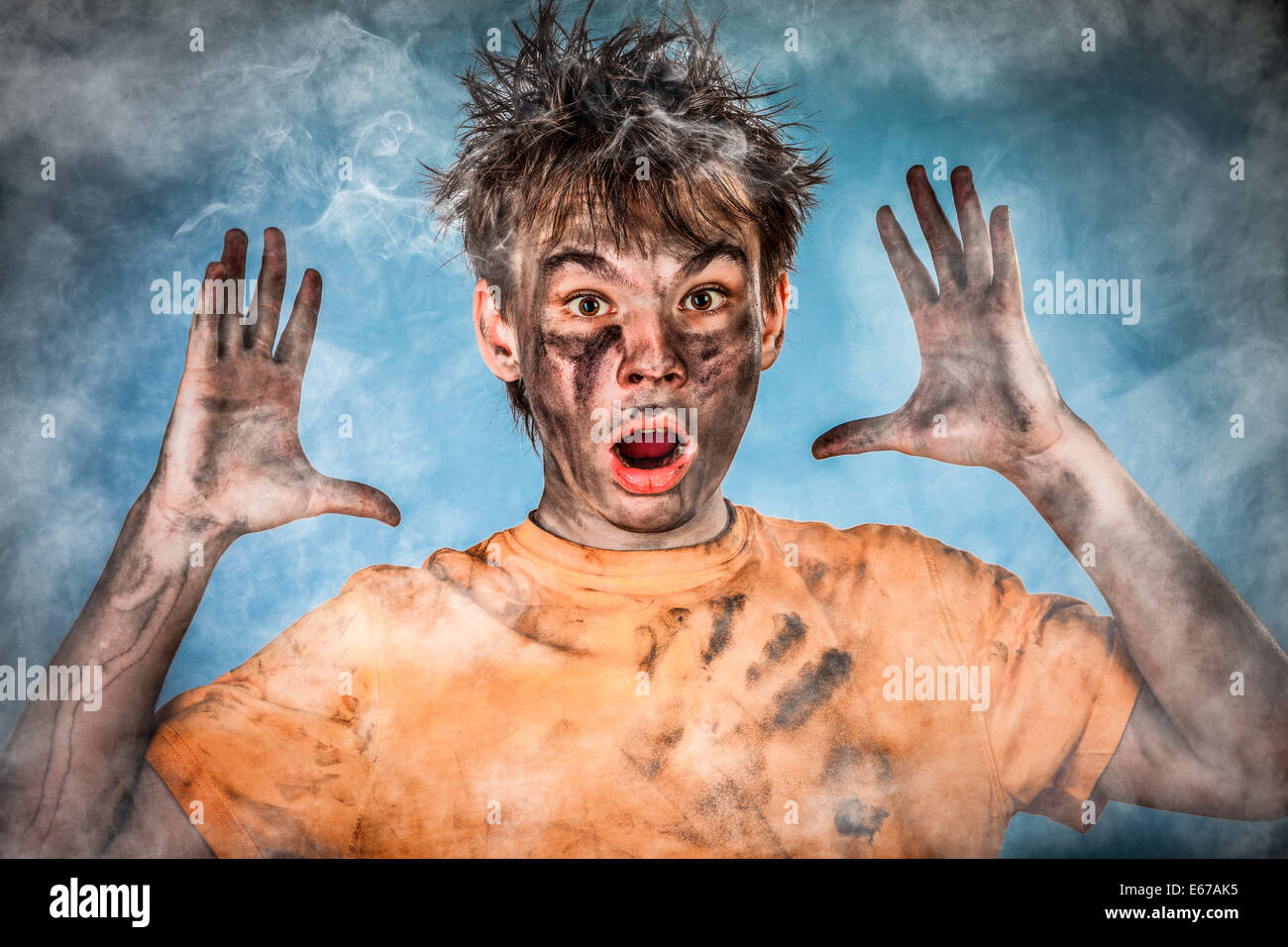 Il ragazzo ha una scossa elettrica Foto Stock