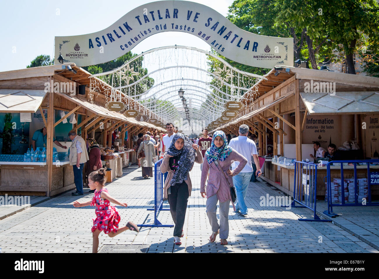 Donne musulmane in piedi nella parte anteriore di una strada del mercato nella città vecchia. Foto Stock