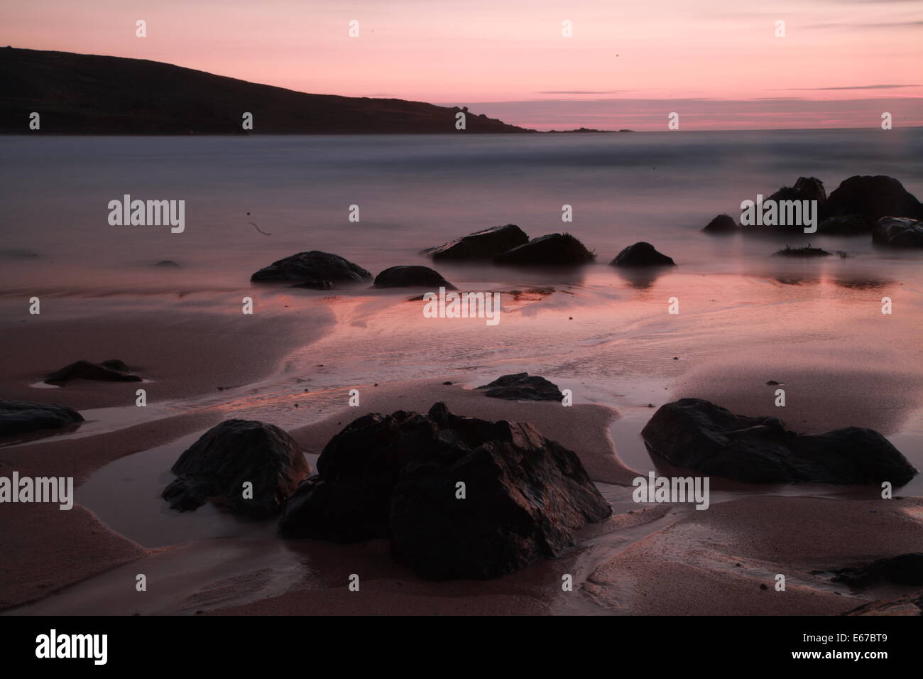 Cornish spiaggia al tramonto precoce Foto Stock