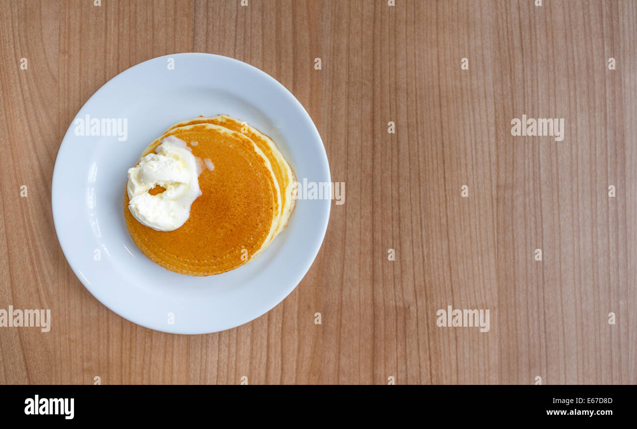 Caldi Pancake fatti in casa con burro sulla parte superiore Foto Stock