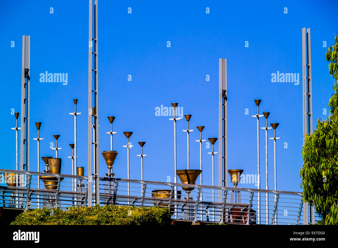 Federazione di campane di bronzo lega-bells sulle lamiere galvanizzate-poli in acciaio, 2002 arte pubblica installazione, Melbourne, Australia Foto Stock