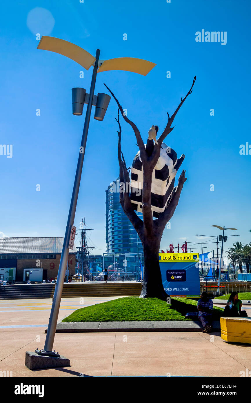 Mucca su un albero arte contemporanea scultura di John Kelly, arte pubblica l'installazione nei Docklands Melbourne Docklands Foto Stock