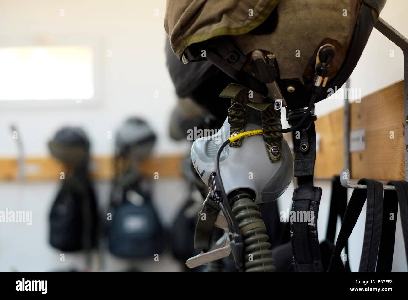 Caschi pilota impiccato alla forza aerea israeliana in Israele Hatzor Air Force Base anche intitolato Kanaf 4, situato nella zona centrale di Israele vicino kibbutz Hatzor dopo che esso è chiamato. Foto Stock