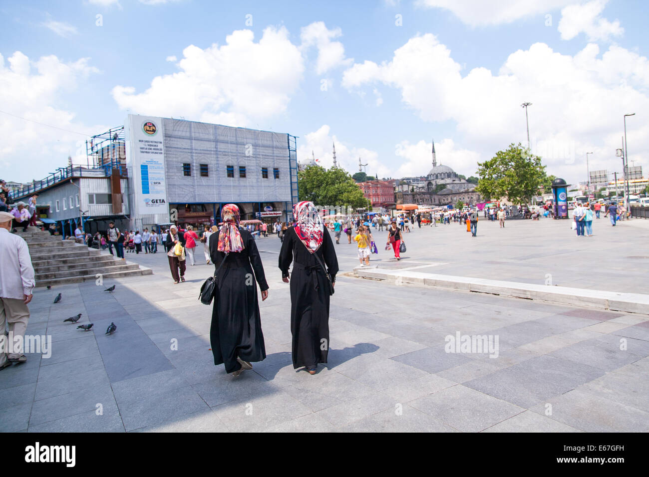2 donne musulmane camminare attraverso la piazza per il mercato delle spezie di Istanbul Foto Stock