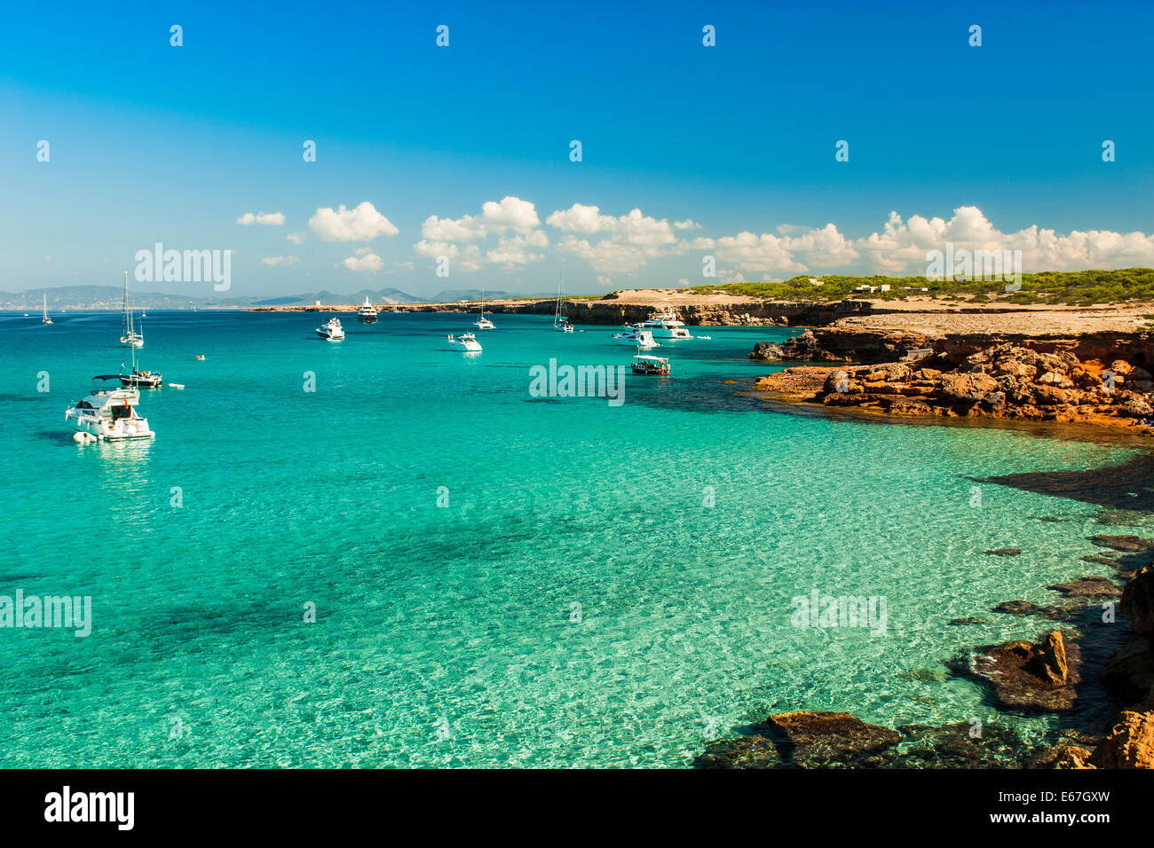 Formentera, isole Baleari, Spagna. Cala Saona. Il mare di sogno, l'isola perfetta per rilassarsi e per le vacanze estive. Foto Stock
