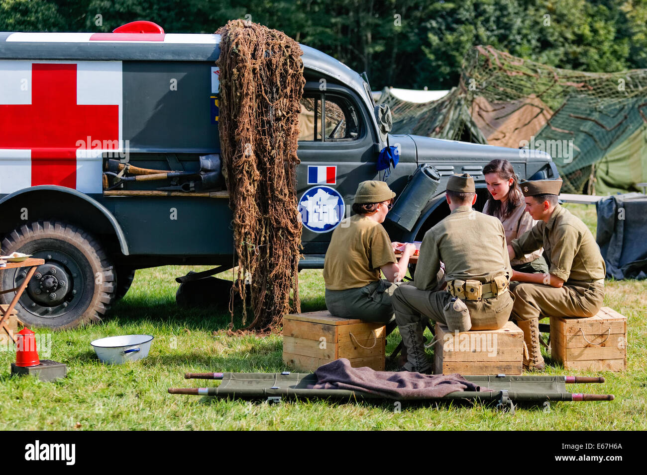 Libera Esercito Francese Dodge ambulanza Carrello con Corps Feminin conducente infermieri e soldati rilassante e giocare a carte Foto Stock