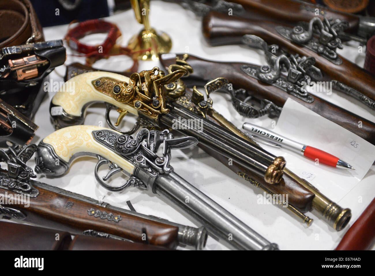 Excel, London, Regno Unito. Xvii Agosto 201. Vestiti steampunk, pistole e coltelli sulla vendita a Loncon 3 la 72World Science Fiction Convention che si terrà presso l'Excel nei Docklands di Londra Credito: Matteo Chattle/Alamy Live News Foto Stock