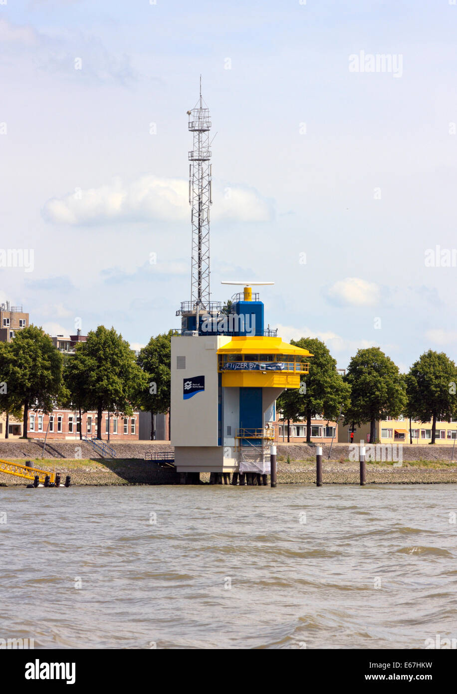 Il traffico sul Fiume Centro di controllo su Nieuwe Maas River, Rotterdam South Holland, Paesi Bassi Foto Stock