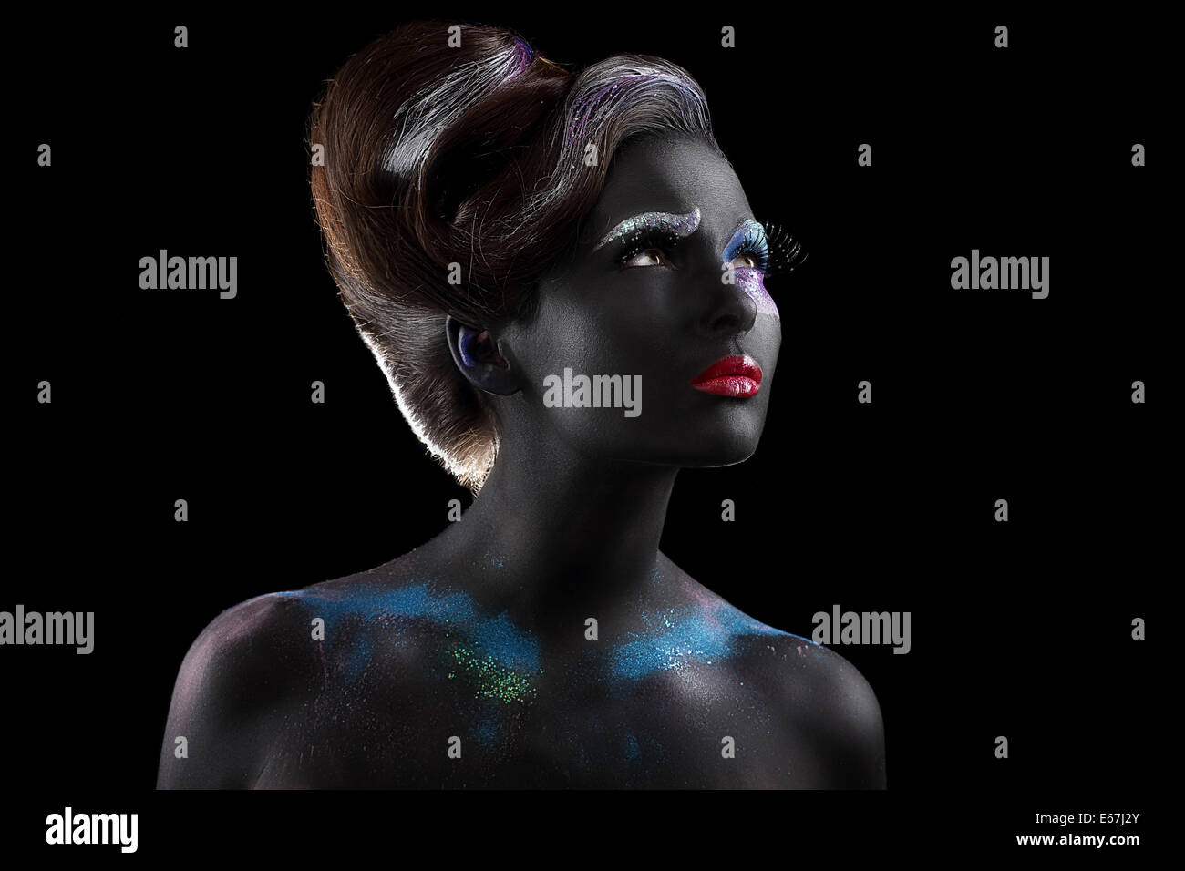 La fantasia. La qualità artistica. Donna stravaganti con creativo avveniristico Artigianato Foto Stock