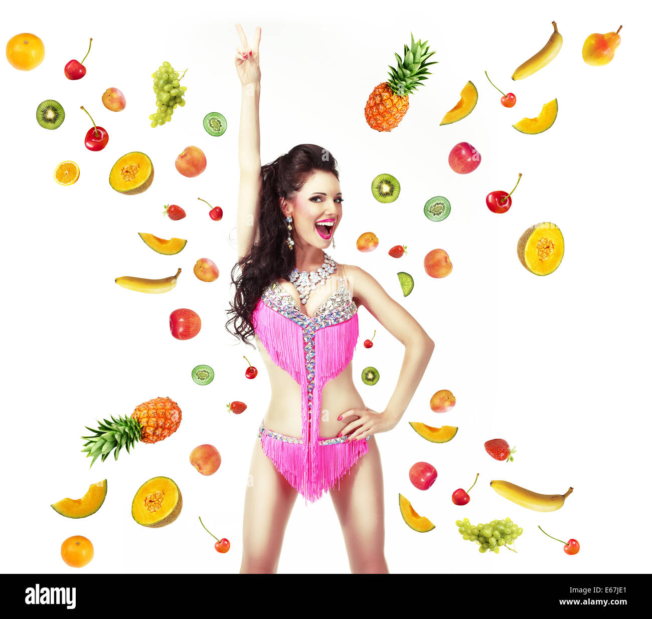 Uno stile di vita sano e concetto di dieta. Donna con mix di succosa frutta fresca Foto Stock