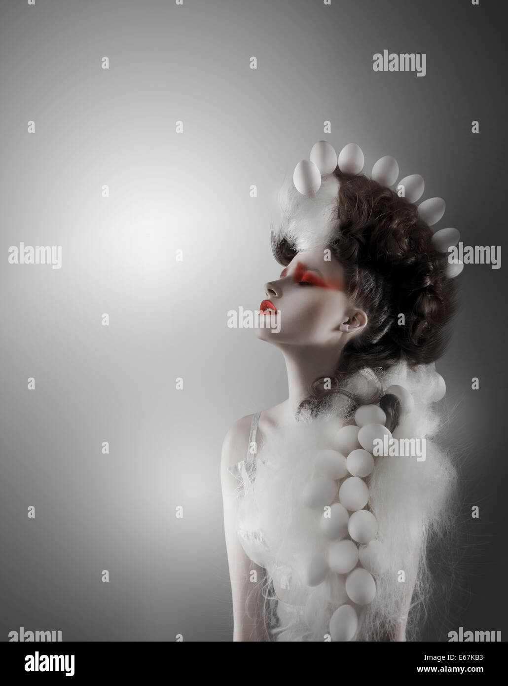 Concetto creativo. Stile donna futuristico con fantastici costumi Foto Stock