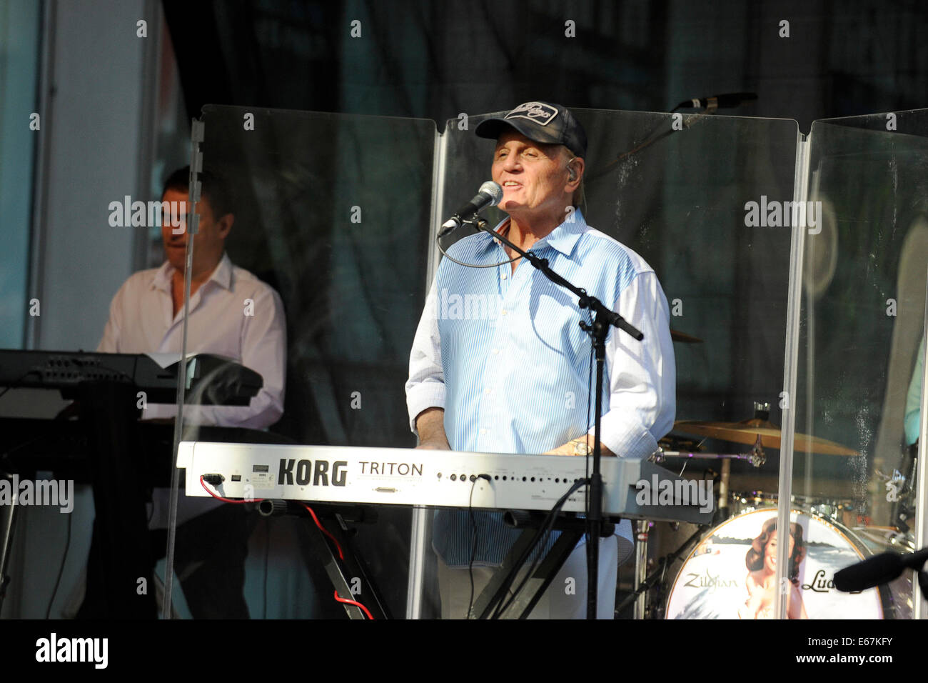 New York, Stati Uniti d'America. Il 15 agosto, 2014. Bruce Johnston suona con i Beach Boys durante 'Fox & Friends' tutti americani una serie di concerti al di fuori della Fox Studios su agosto 15, 2014 in New York City © dpa picture alliance/Alamy Live News Foto Stock