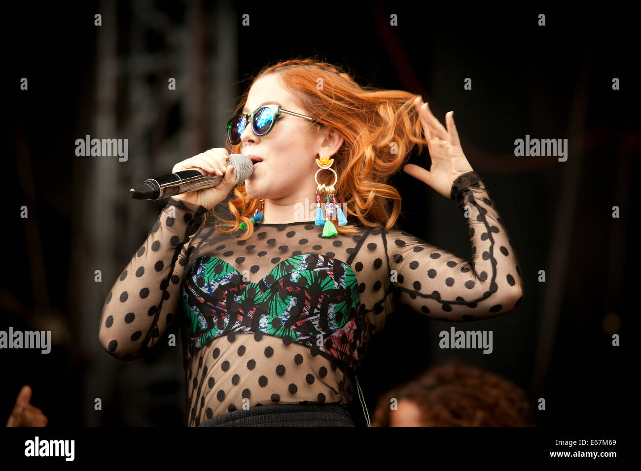 Chelmsford Essex, Regno Unito. 17 ago 2014. Katy B effettuando in corrispondenza di V Fest. Credito: Mark Bourdillon/Alamy Live News Foto Stock