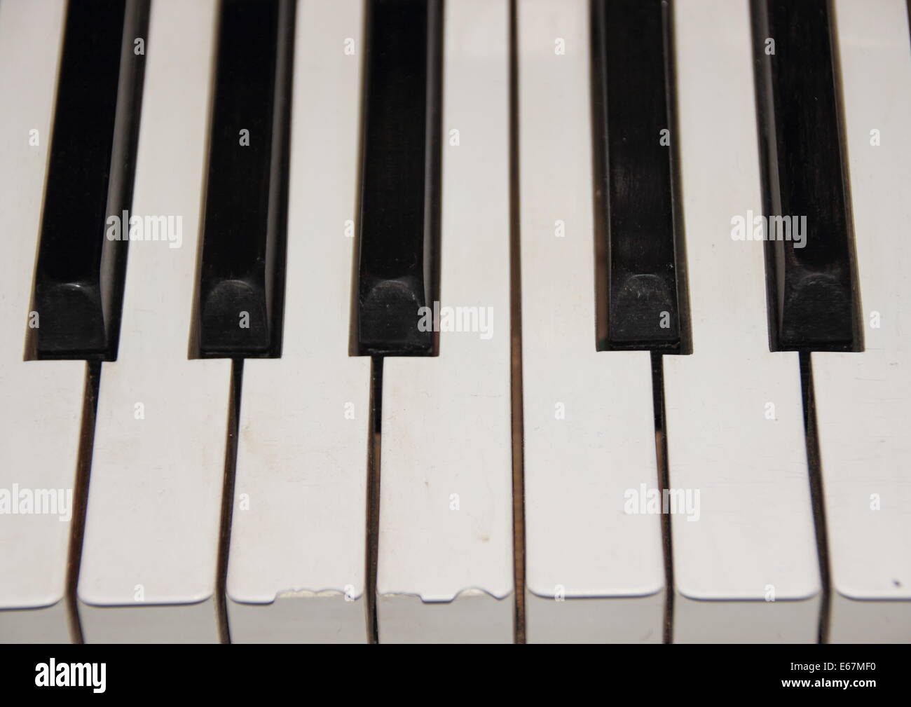 Una ottava sul vecchio pianoforte con tasto rotto Foto Stock