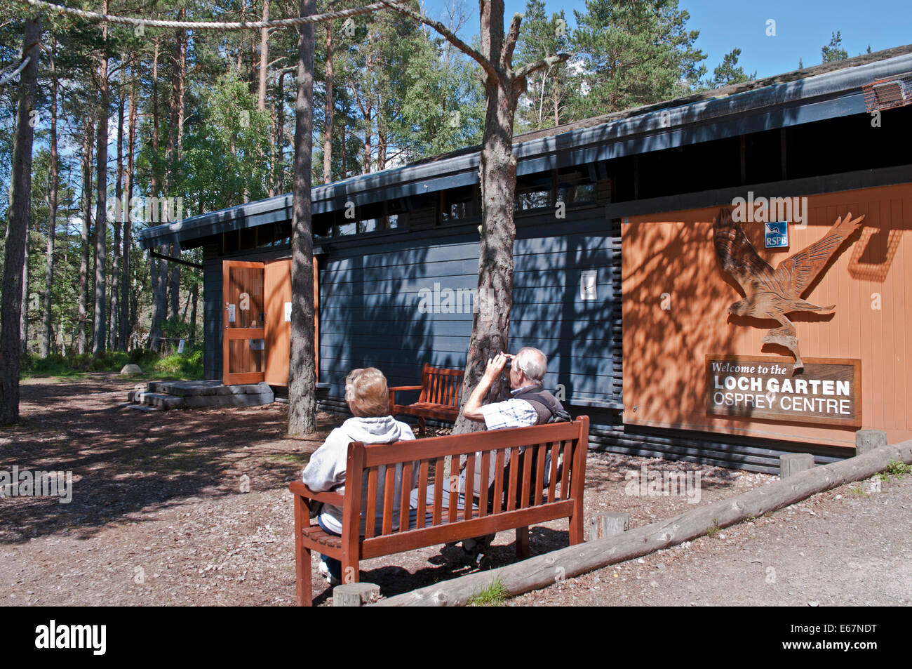 Due visitatori seduta sul banco a RSPB Loch Garten Osprey Centre, Abernethy Forest Riserva Naturale Nazionale, Cairngorms, Scozia Foto Stock