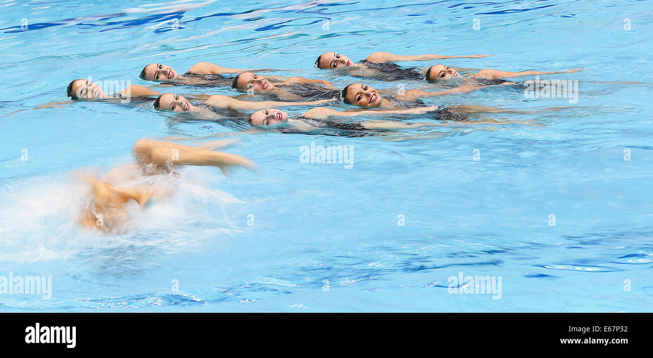 Berlino, Germania. 17 Ago, 2014. Team di Spagna compete nel nuoto sincronizzato libera combinazione finale al trentaduesimo LEN European Swimming Championships 2014 al Schwimm- und Palazzetto Europa-Sportpark im (SSE) di Berlino, Germania, 17 agosto 2014. La Spagna al secondo posto. Foto: Annibale/dpa/Alamy Live News Foto Stock