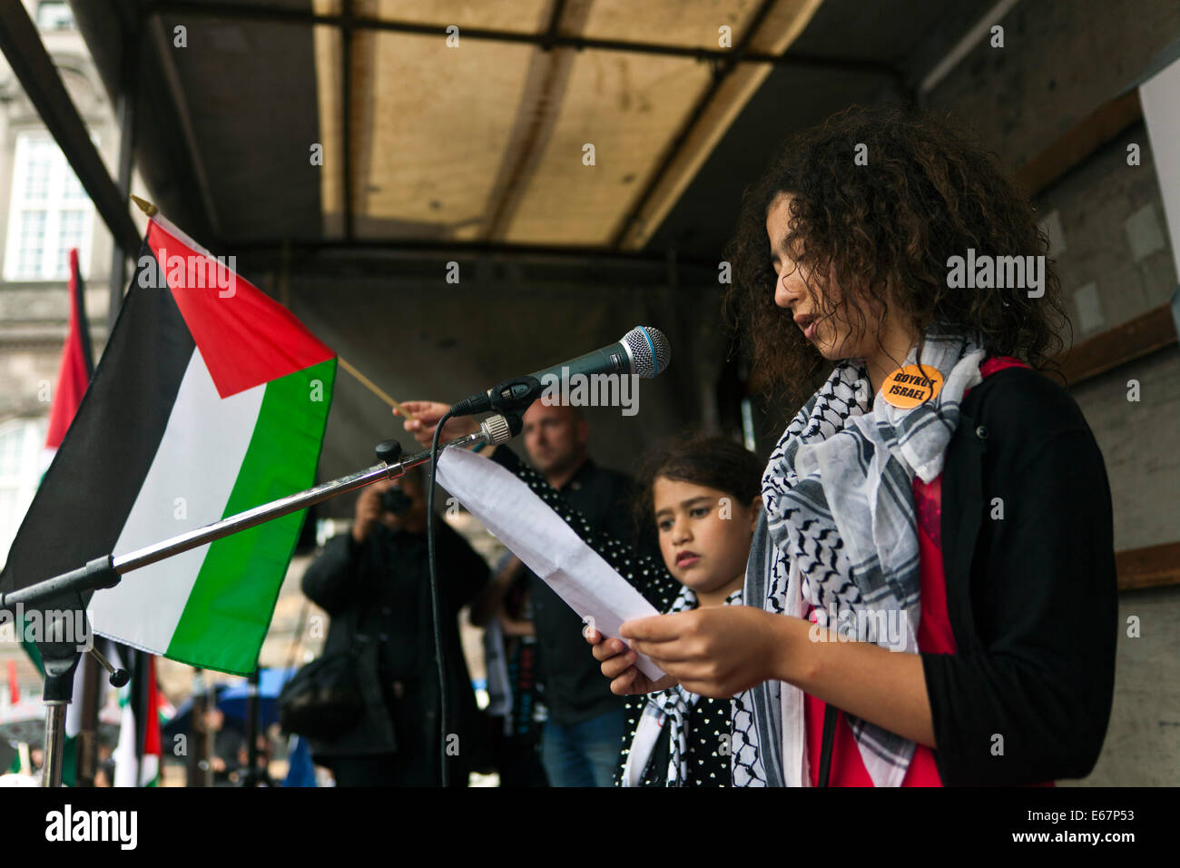Copenhagen, Danimarca. 17 Agosto, 2014. 9 anni di Salma, chi è di origine palestinese, parla di molte centinaia che raccogliere questa domenica di fronte al parlamento danese in una marcia della pace per i bambini di Gaza, vittime innocenti della guerra israeliana. Credito: OJPHOTOS/Alamy Live News Foto Stock