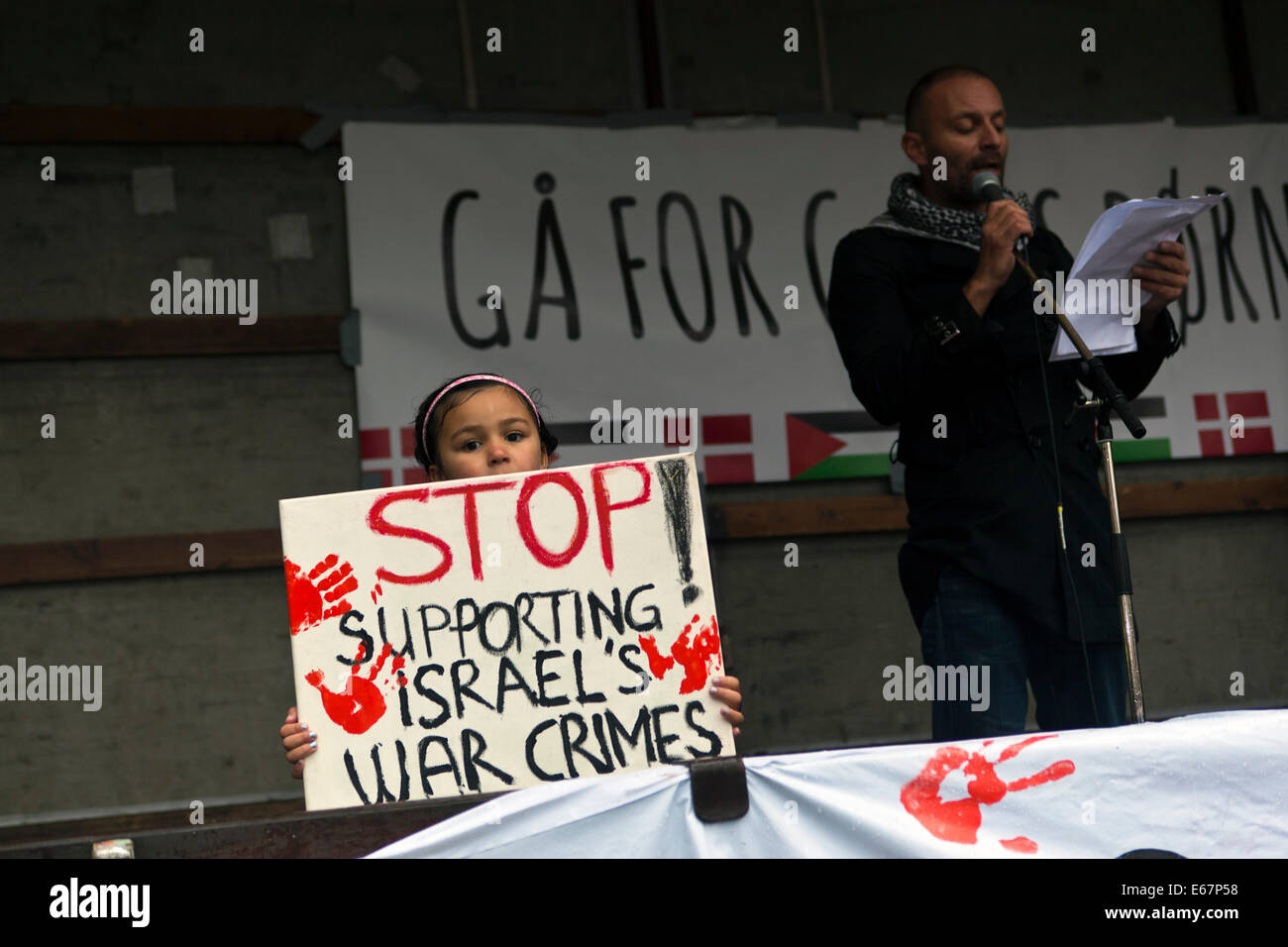 Copenhagen, Danimarca. 17 Agosto, 2014. Nonostante la pioggia battente di centinaia di Copenhagener raccogliere in una pace corrispondono a sostegno dei bambini di Gaza e contro la guerra israeliano nel loro paese. La marcia della pace si è conclusa davanti al parlamento danese, Christiansborg, dopo una durata di 2 ore a piedi attraverso la città. Credito: OJPHOTOS/Alamy Live News Foto Stock