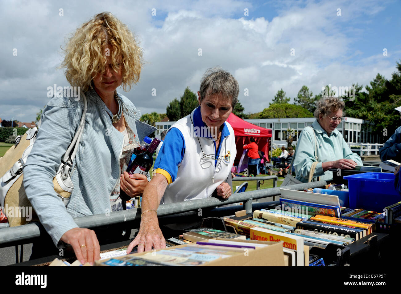 La seconda parte del libro in stallo i giardini marini Bowls Club in Worthing carità Open Day Foto Stock