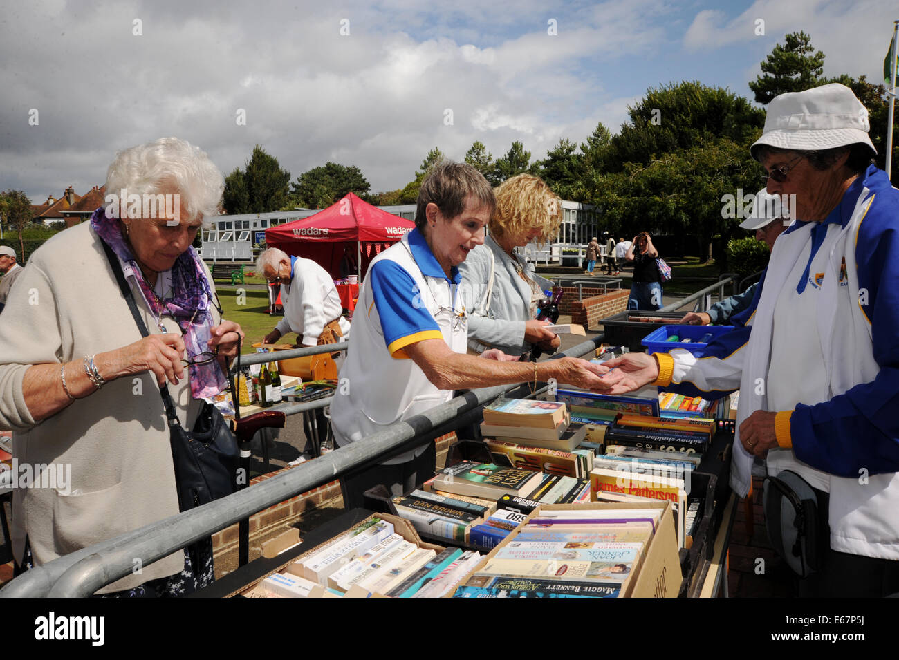 La seconda parte del libro in stallo i giardini marini Bowls Club in Worthing carità Open Day Foto Stock