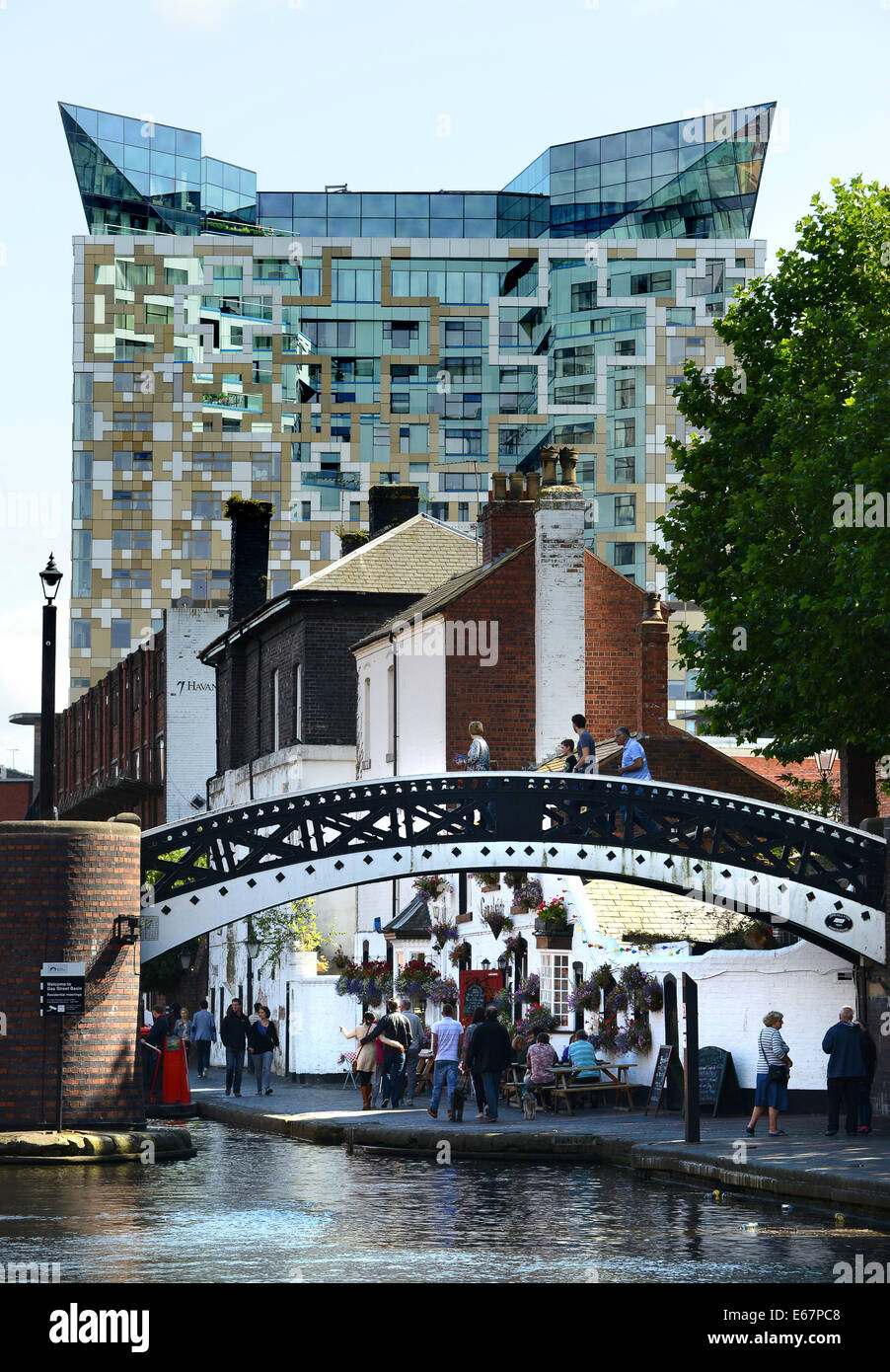 Il Cubo costruire torri sopra Birmingham canali a Broad Street bacino del canale nel centro della città vecchia di contrasto e architettura moderna Foto Stock