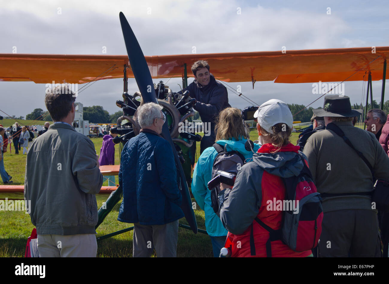 Xxix international Moth Rally a Woburn Abbey Regno Unito.Il pilota del Focke-Wulf Fw-44J Stieglitz risponde alle domande circa il suo piano. Credito: Scott Carruthers/Alamy Live News Foto Stock