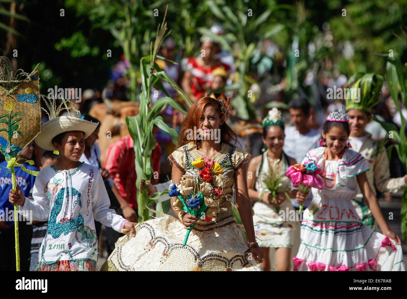 Suchitoto, El Salvador. 17 Ago, 2014. Ragazzi indossare costumi tipici decorate con mais durante la celebrazione della festa di mais, Suchitoto città, 45km a nord di San Salvador, capitale di El Salvador, in Agosto 17, 2014. Il Festival di mais è stata creata nel 1989 per rendere grazie per i raccolti e i favori ricevuti durante l'anno. © Oscar Rivera/Xinhua/Alamy Live News Foto Stock