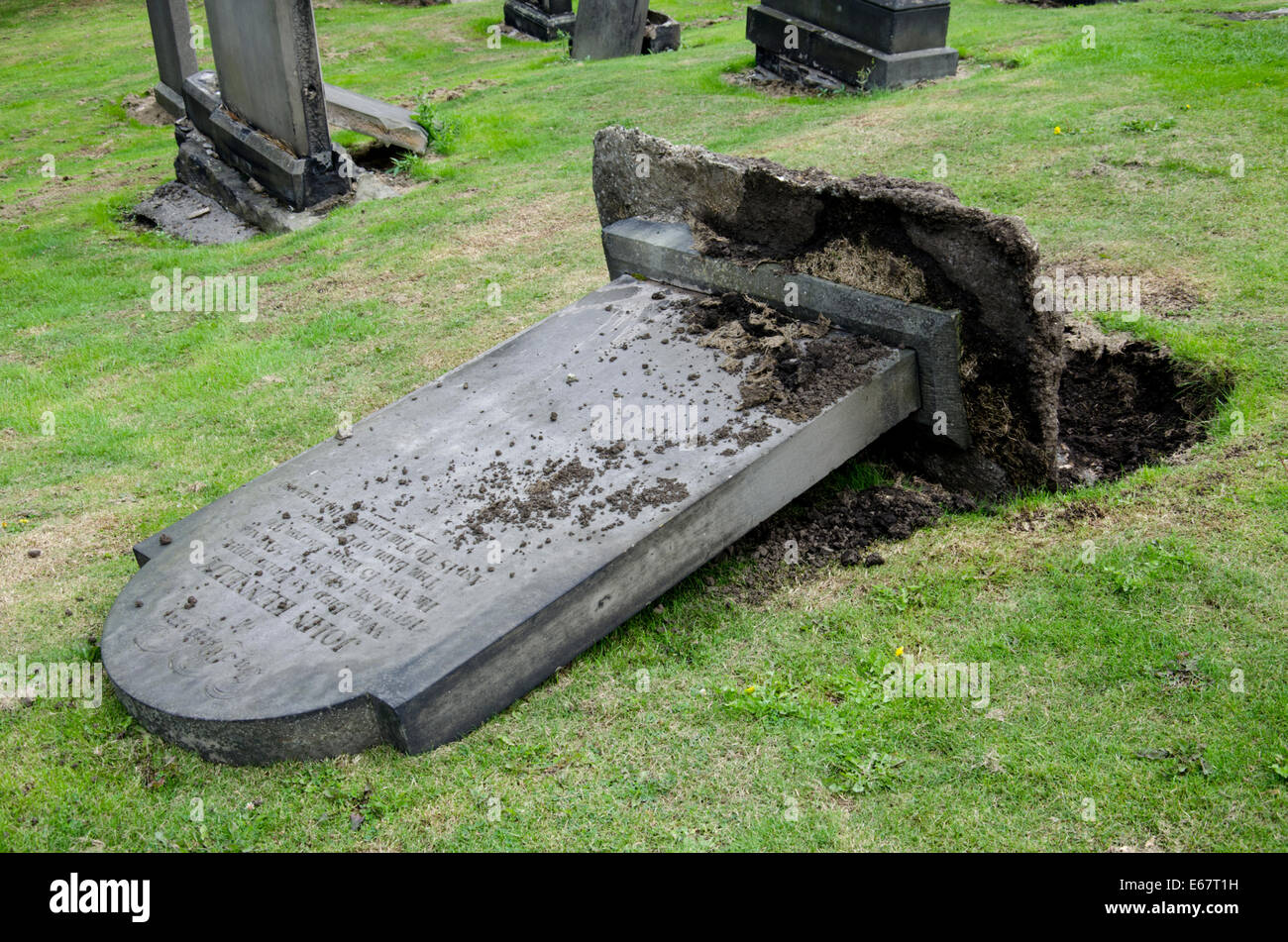 Caduto o rovesciato headstone in Old Calton Sepoltura, Waterloo Place, Edimburgo, Scozia. Foto Stock