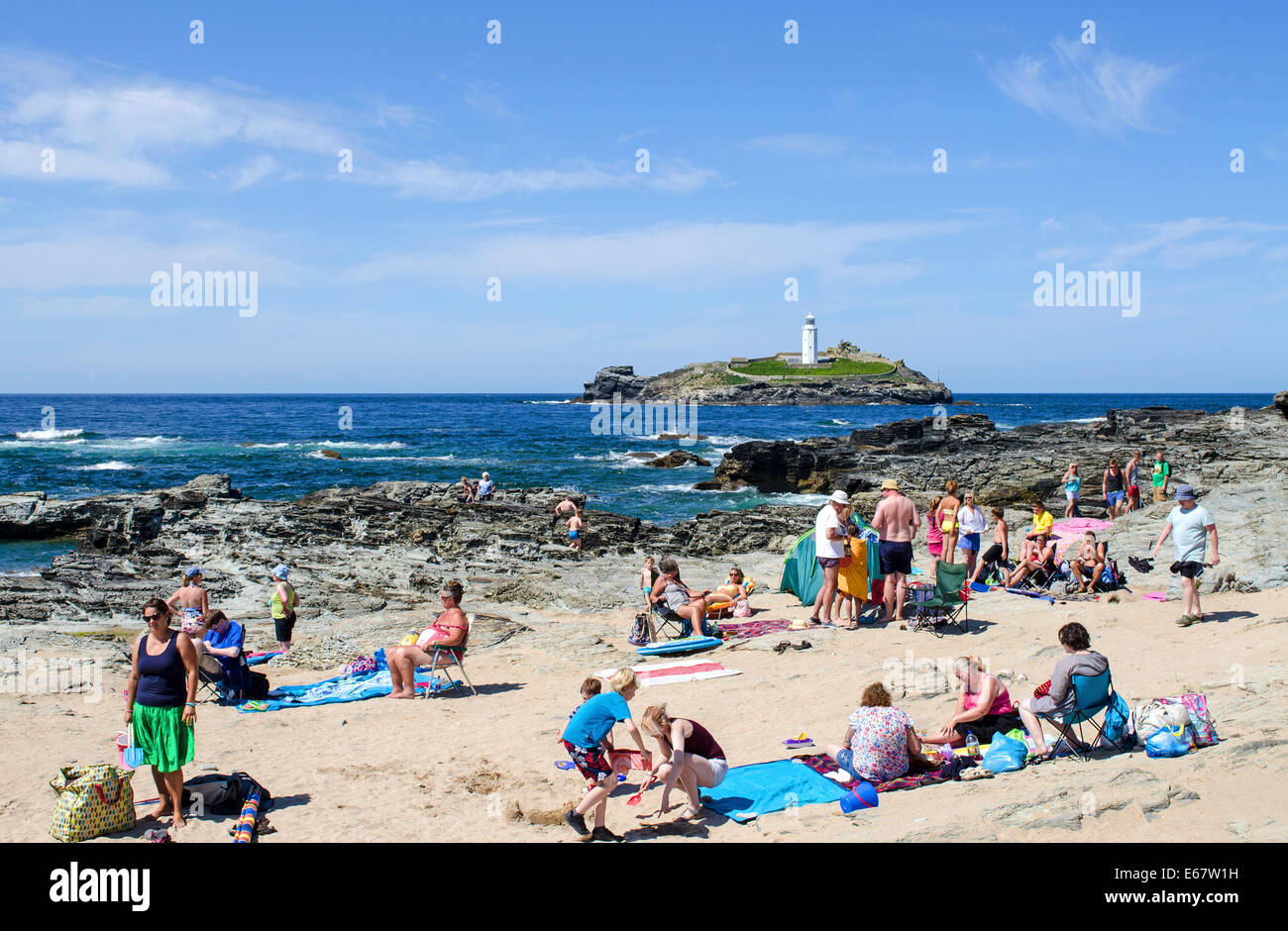 Famiglie godendo il sole a Godrevy spiaggia vicino Hayle in Cornwall, Regno Unito Foto Stock