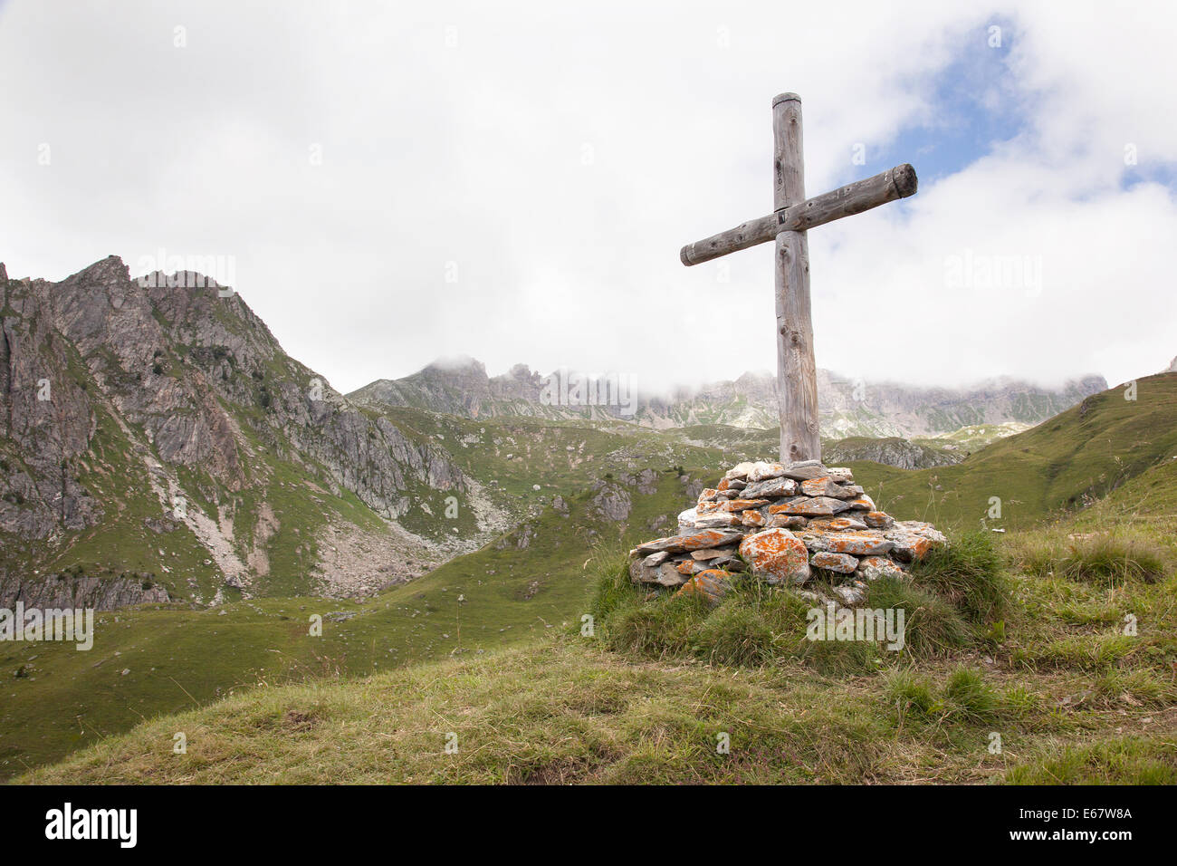Croce di legno nelle montagne della regione francese della Haute Savoie Foto Stock