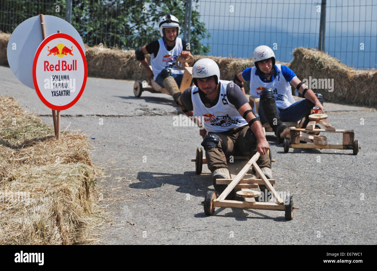 Rize. 17 Ago, 2014. I giocatori guidare le ruote di legno racing cars durante il gioco a Rize della Turchia, su agosto 17, 2014. Un interessante gioco di legno con ruote auto racing si è svolta in Ardesen di Rize. 64 giocatori controllati loro vetture da corsa che sono state fatte da legno in un 1600 metri percorsi di avvolgimento. I giocatori indossavano scarpe di gomma per il controllo della velocità e interrompere le vetture della concorrenza. Credito: Cihan/Xinhua/Alamy Live News Foto Stock