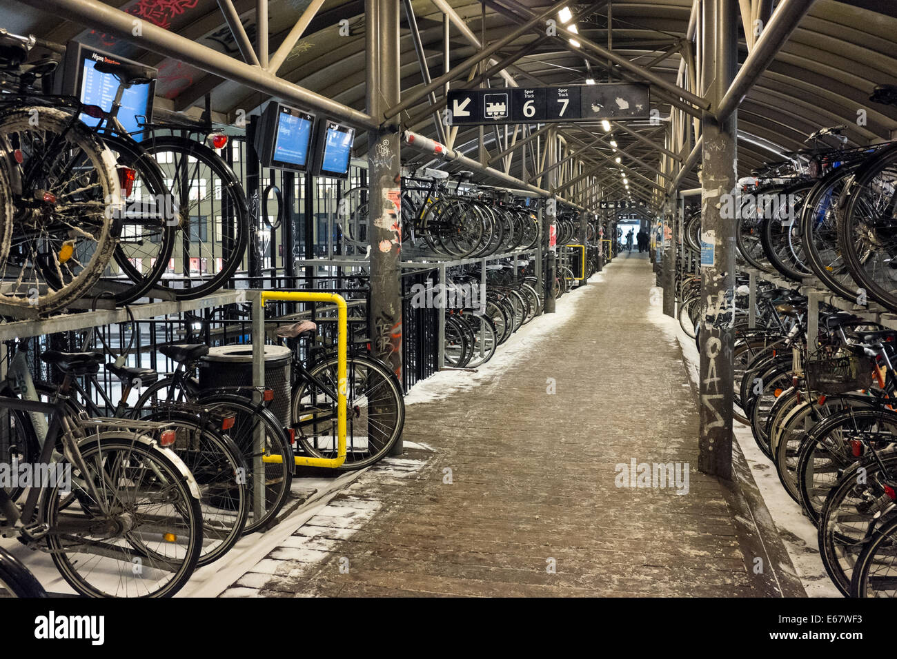 Parcheggio bici nella stazione ferroviaria sulla linea ferroviaria, ad Aarhus in Danimarca, Europa Foto Stock