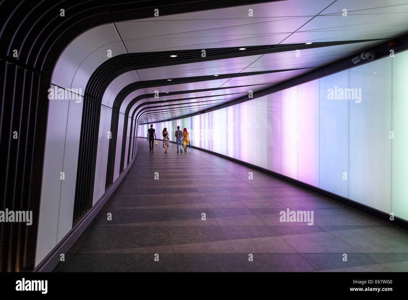 Nuovo tunnel pedonale con lightwall integrato al King's Cross Foto Stock