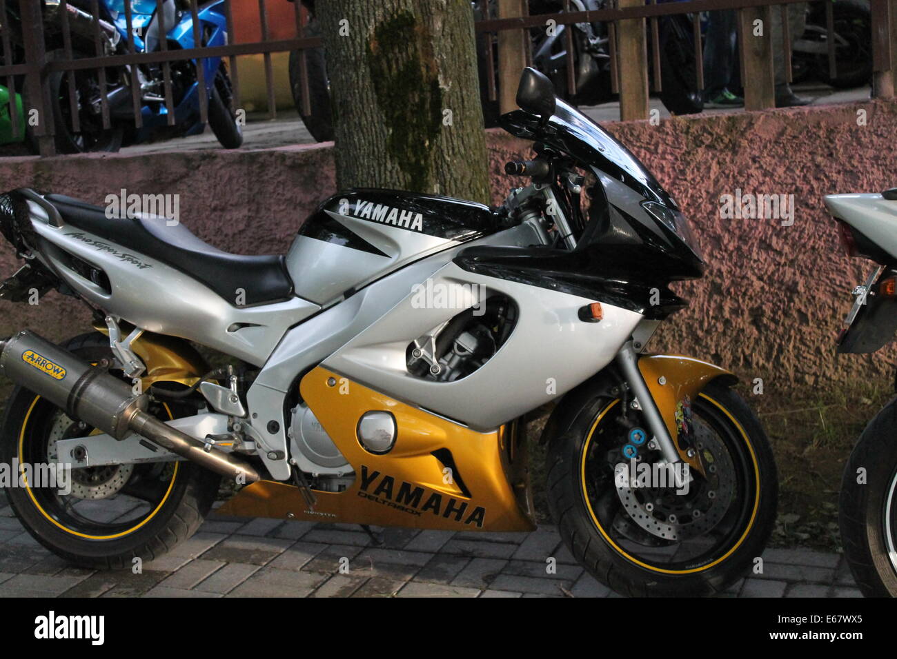 Fast color argento motociclo rimanere sulla strada di città Foto Stock