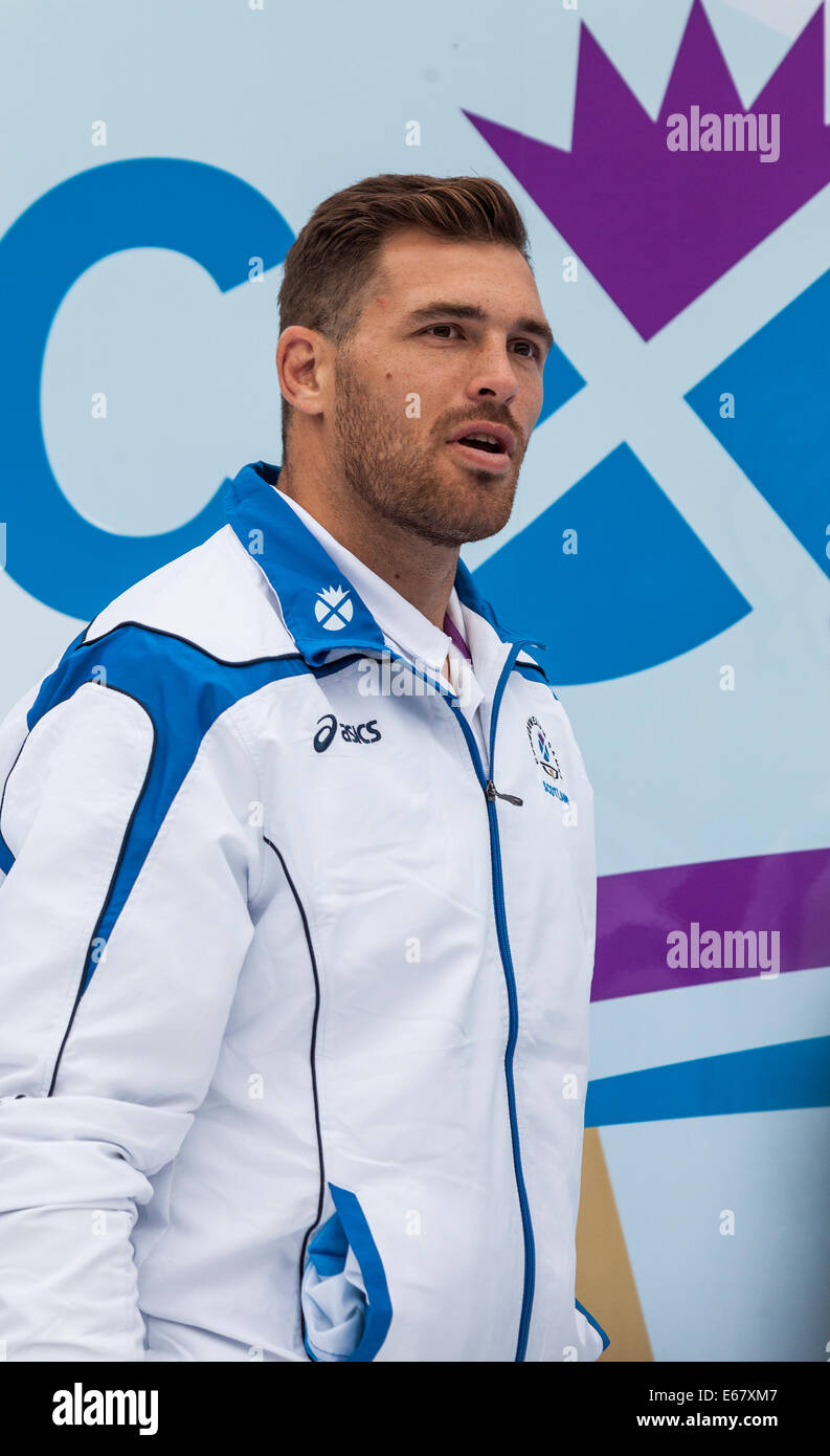 Sean Lamont, membro della Scozia di Rugby Sevens squad, in George Square alla fine del Team Scozia sfilano per Glasgow. Foto Stock